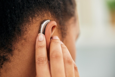 Quando é a hora certa para a troca de aparelho auditivo? Sinais que você deve observar