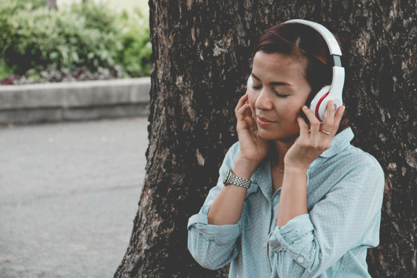 Como o uso excessivo de fones de ouvido pode afetar sua audição
